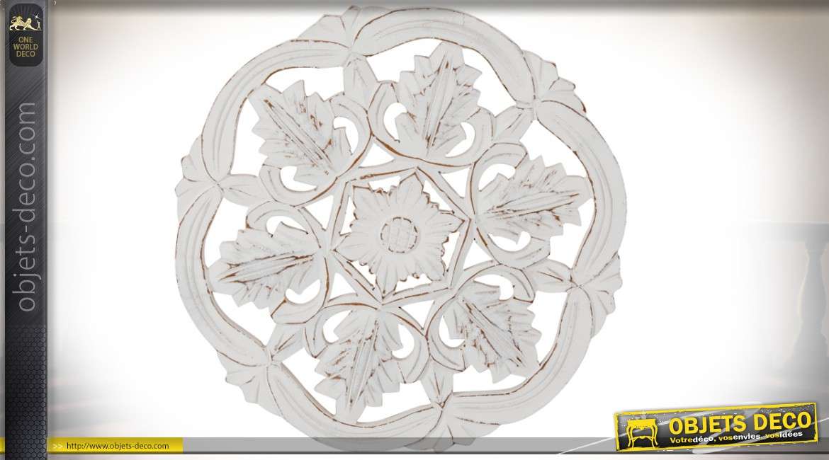 Déco murale circulaire en bois sculpté et ajouré blanc motifs floraux Ø 38 cm