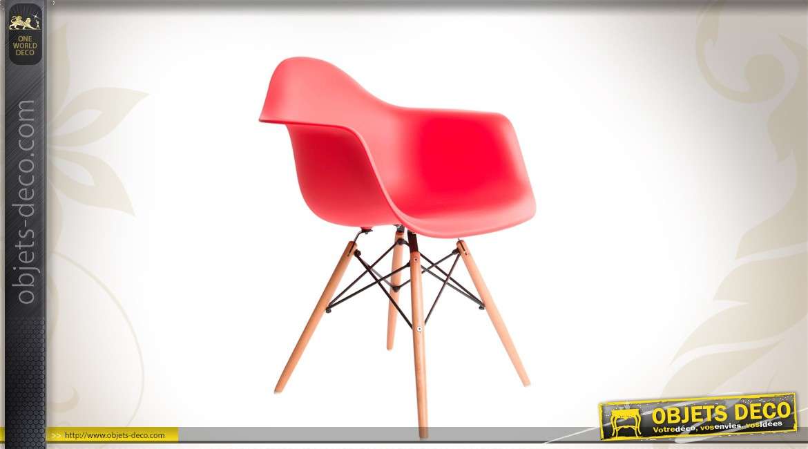 Chaise coque coloris rouge piètement bois