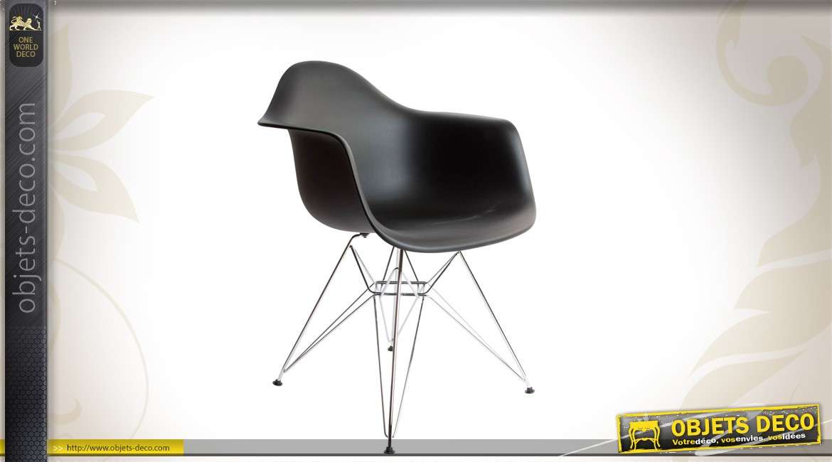 Chaise design coloris noir avec piètement chromé
