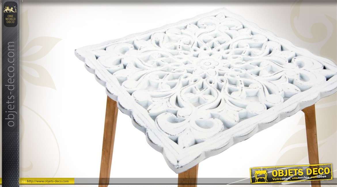 Petite table de charme en bois sculpté patine blanche