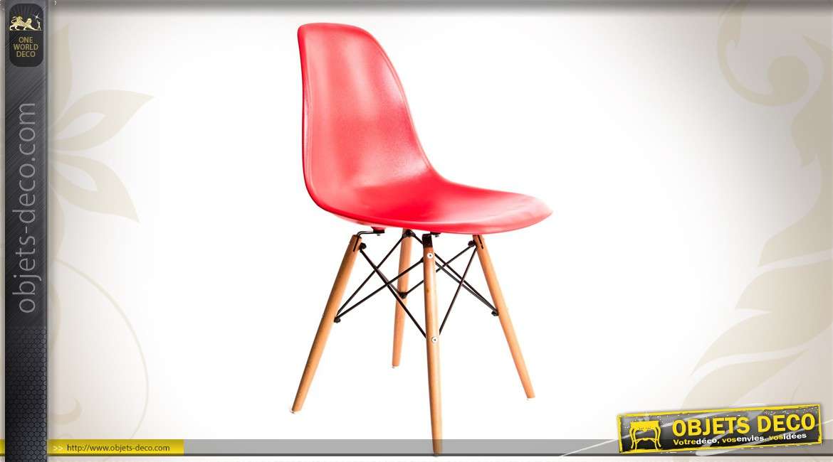 Chaise à baquet rouge et piètement bois