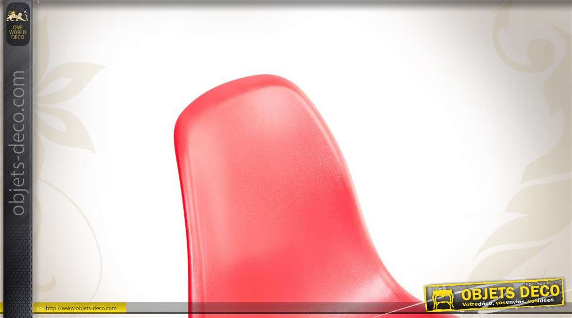 Chaise à baquet rouge et piètement bois