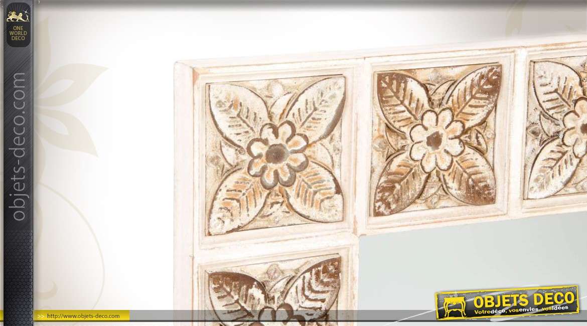Miroir décoratif en bois patiné motifs fleurs