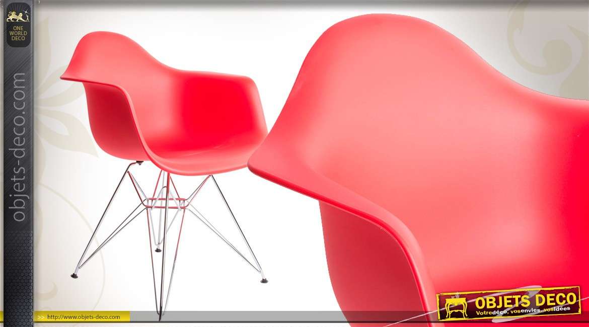 Chaise design coloris rouge avec piètement chromé