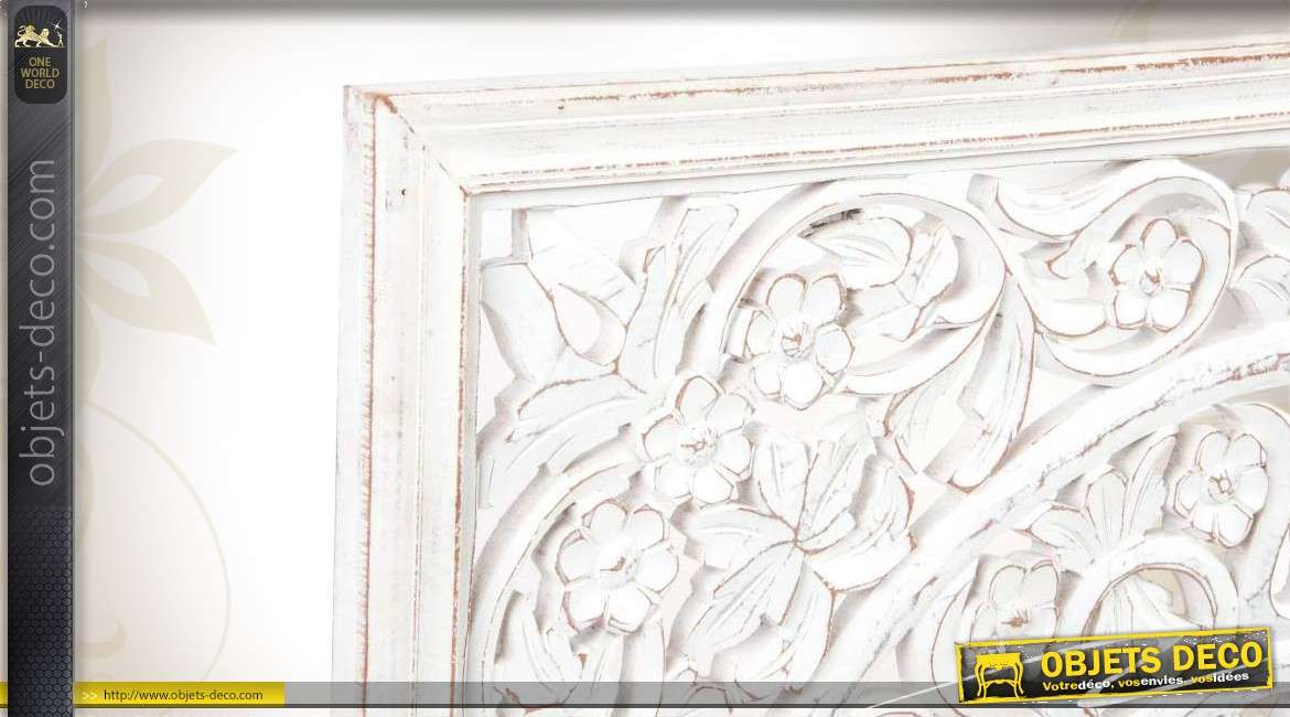 Décoration murale patinée blanc vieilli ornée de motifs floraux