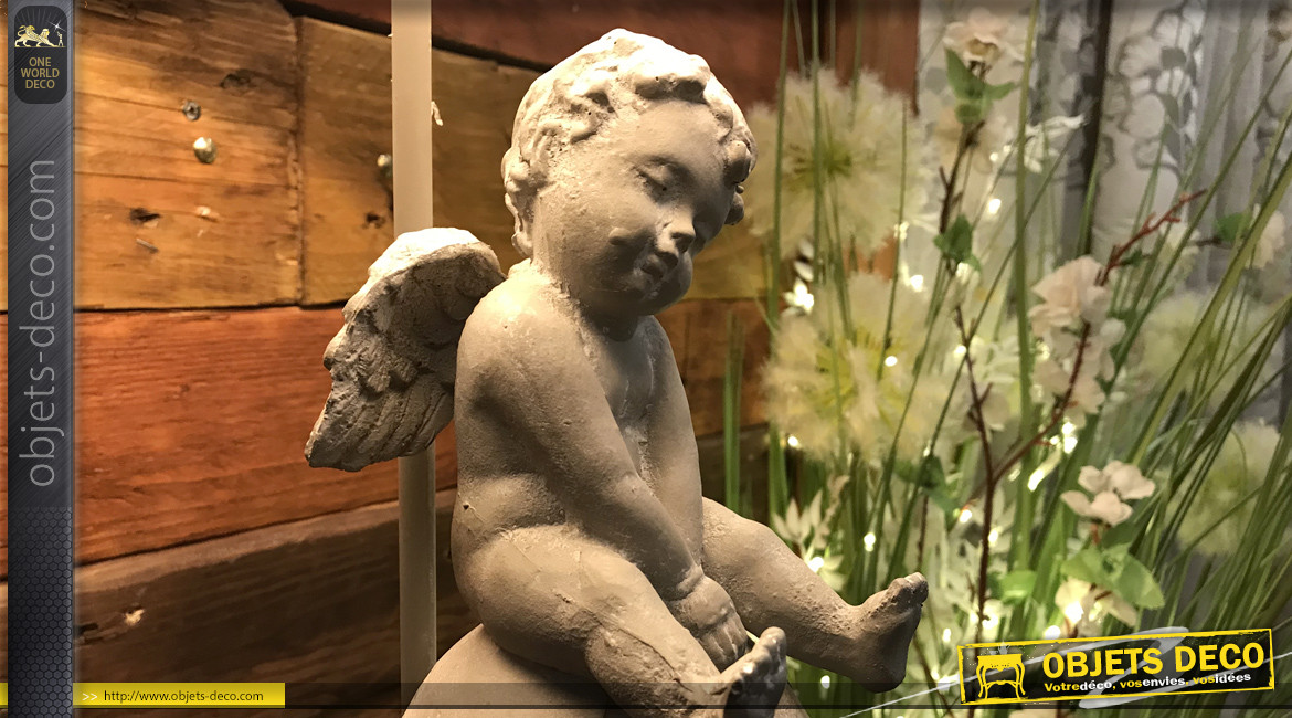 Pied de lampe de charme avec figurine d'ange assis sur une sphère