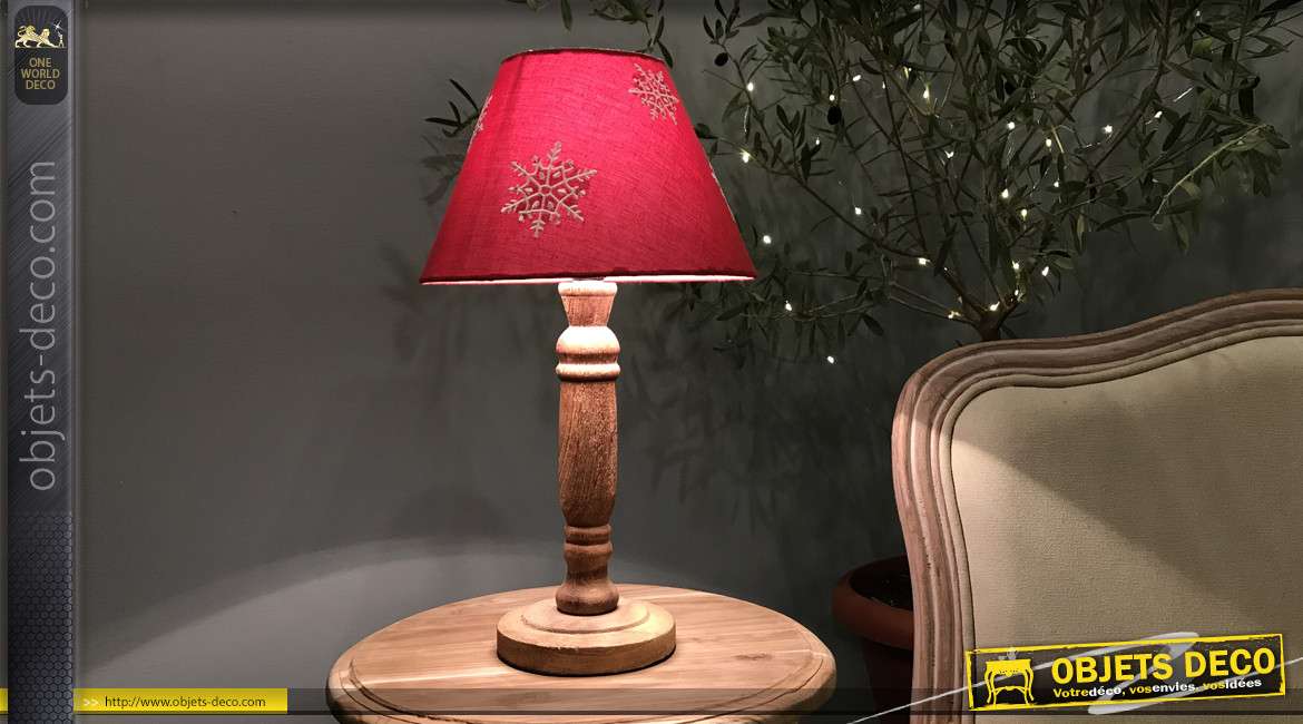 Lampe de chevet en bois tourné et abat jour en coton rouge avec motifs de flocons blancs, esprit montagne, 40cm