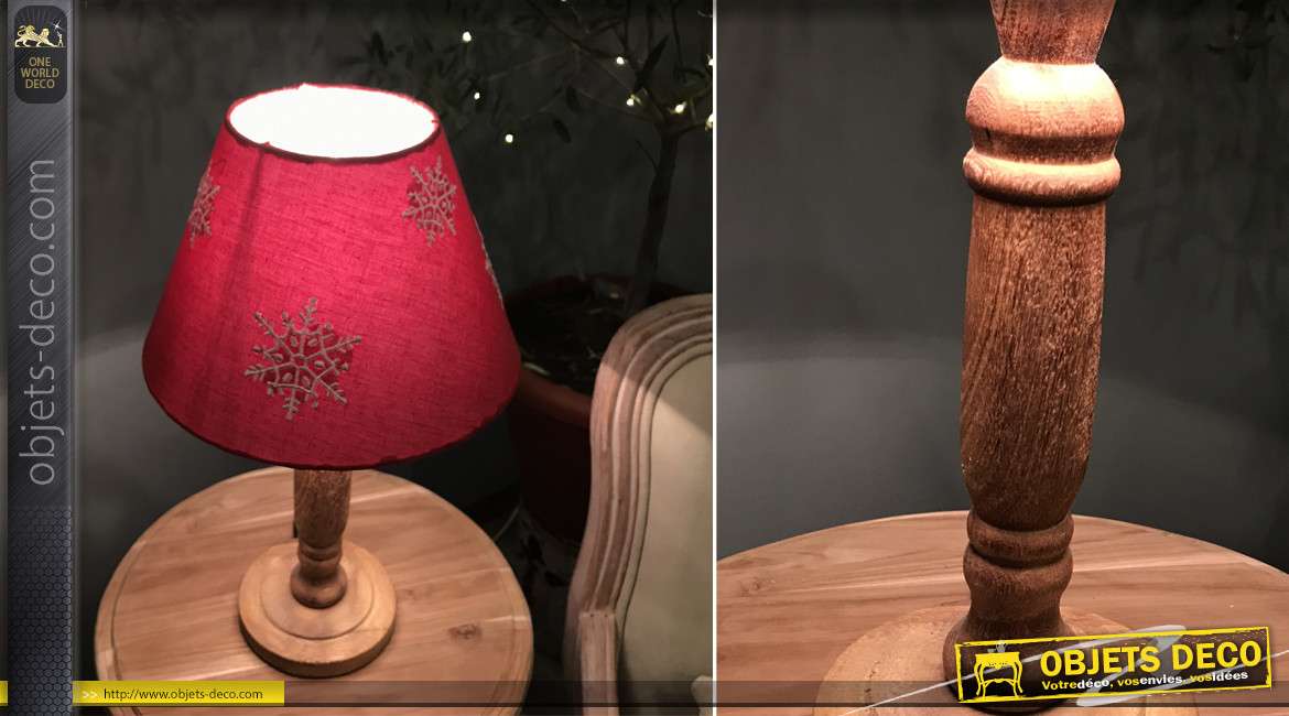 Lampe de chevet en bois tourné et abat jour en coton rouge avec motifs de flocons blancs, esprit montagne, 40cm