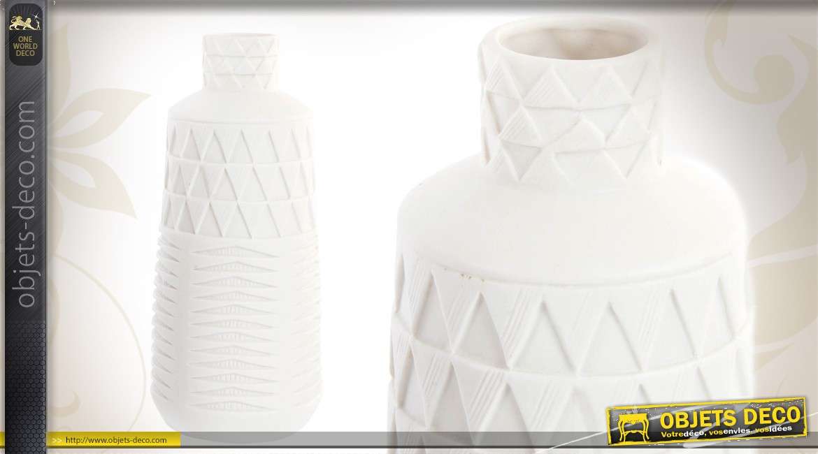 Vase en céramique coloris blanc orné de motifs en relief
