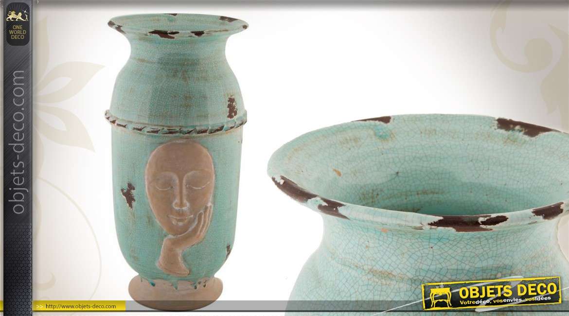 Vase en terre cuite patiné vert ancien avec visage