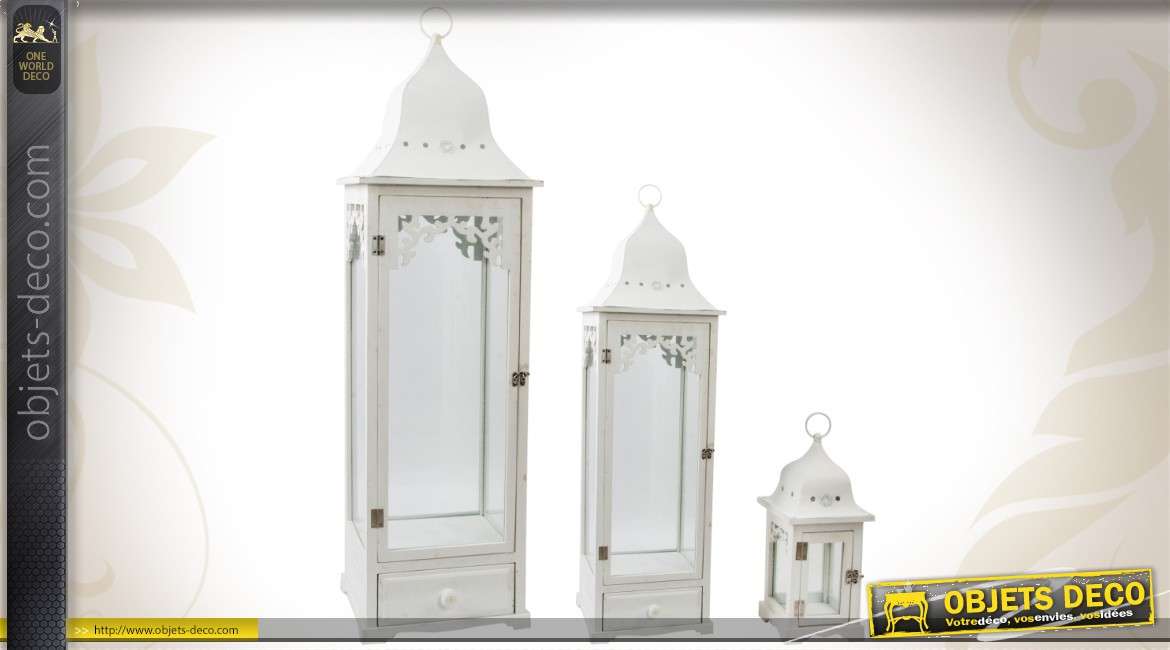 Trois lanternes décoratives en bois et verre coloris blanc