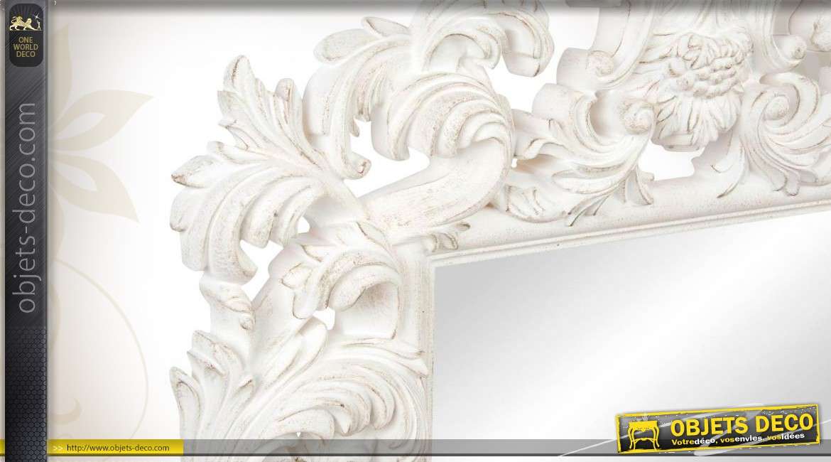 Miroir mural de charme orné de sculptures florales coloris blanc vieilli
