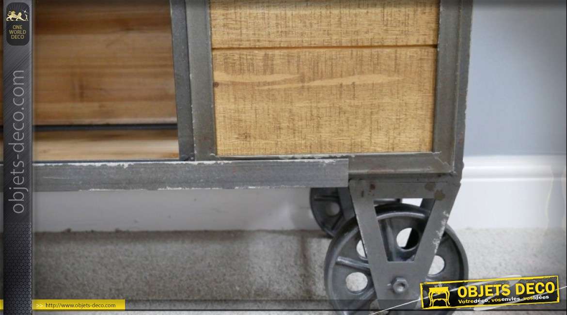 Meuble armoire étagère de style industriel en bois et métal sur roues