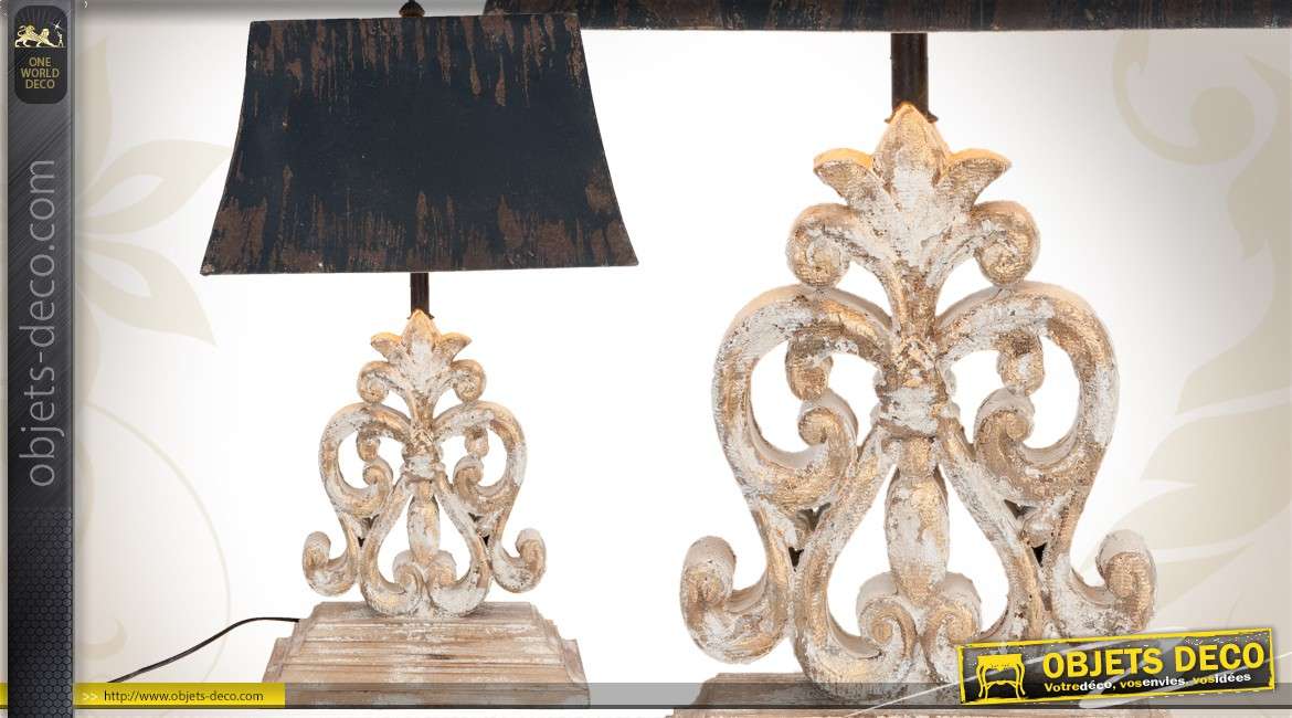 Lampe de table en bois sculpté et patiné de style ancien