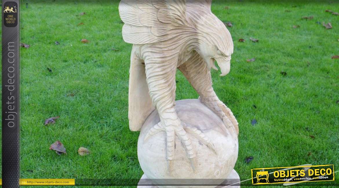 Statue animalière d'aigle sculptée à la main en bois