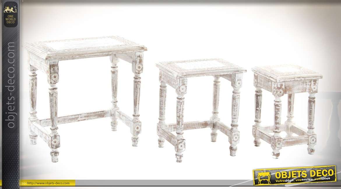 Serie de 3 tables en bois sculpté effet blanchi patine ancienne