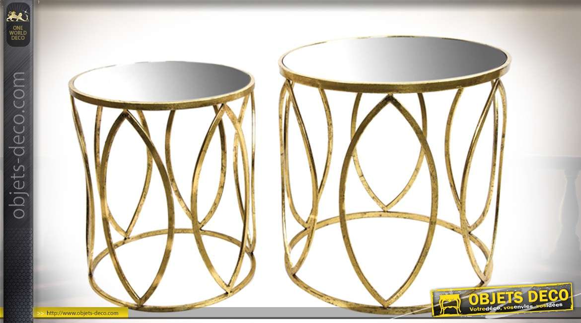 Série de deux tables rondes en métal doré et verre 51 cm