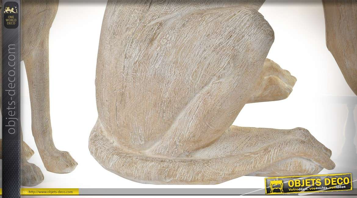 Sculpture de chien teintes claires aux inspirations de bois sculpté