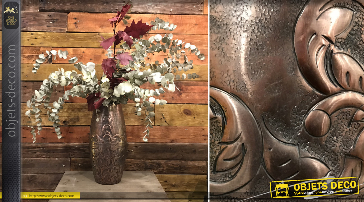 Vase en aluminium rendu métal cuivré et façonné à motifs en bas-relief 38 cm