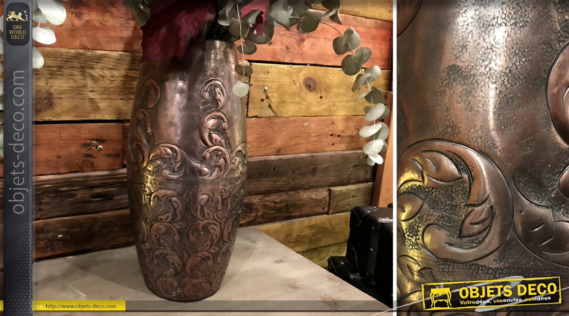 Vase en aluminium rendu métal cuivré et façonné à motifs en bas-relief 38 cm
