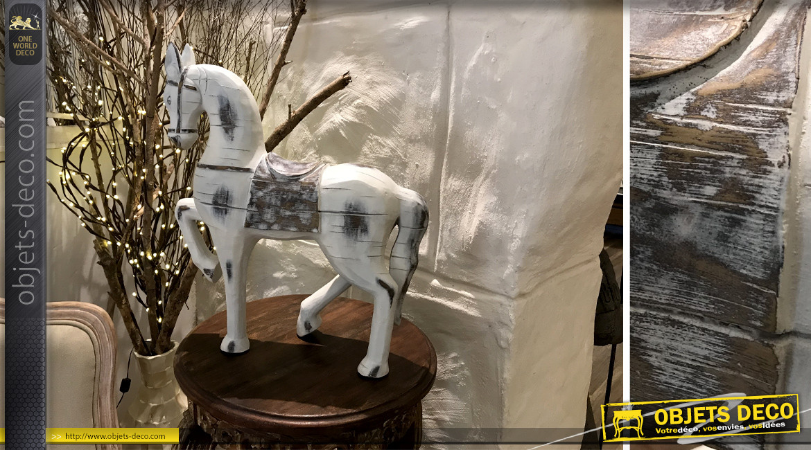 Représentation d'un cheval en résine blanchie, finitions usées esprit vieux bois sculpté, 45cm