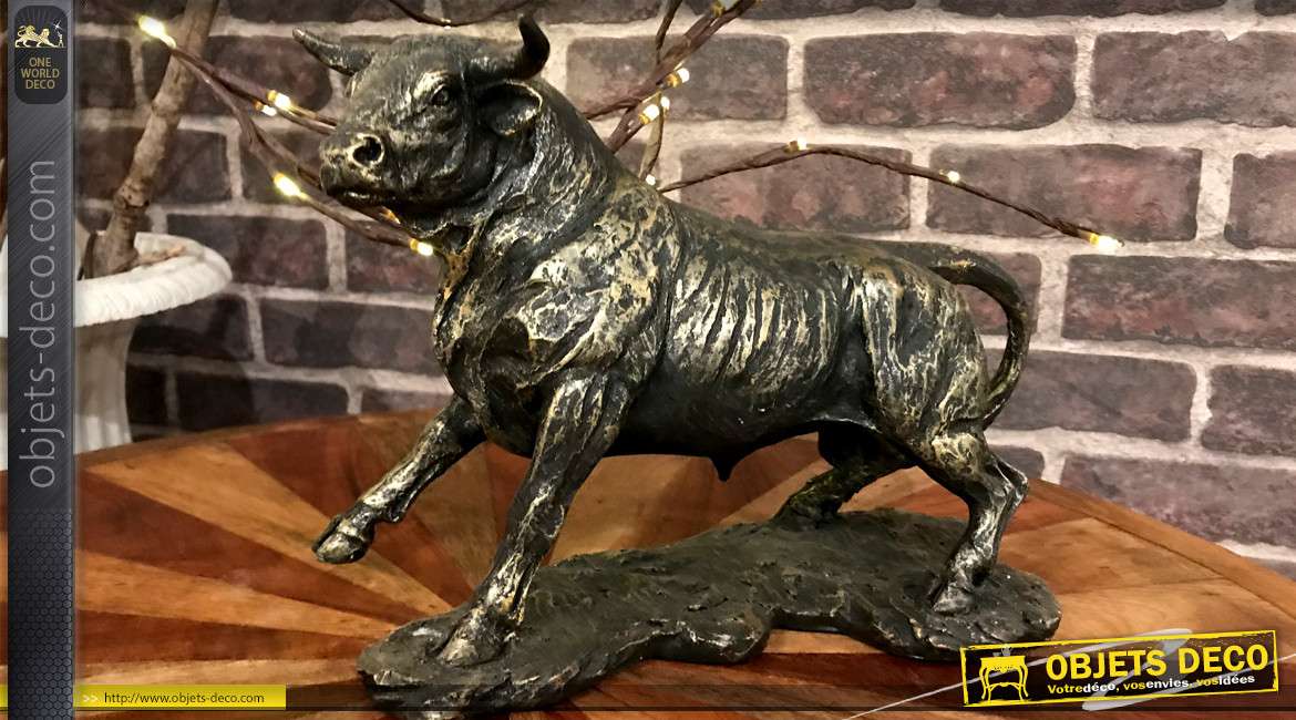 Statuette animalière représentant un taureau imitation métal noir finition dorée
