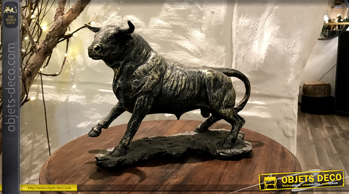 Statuette de taureau en résine effet métal noir patiné vieux doré, 25cm