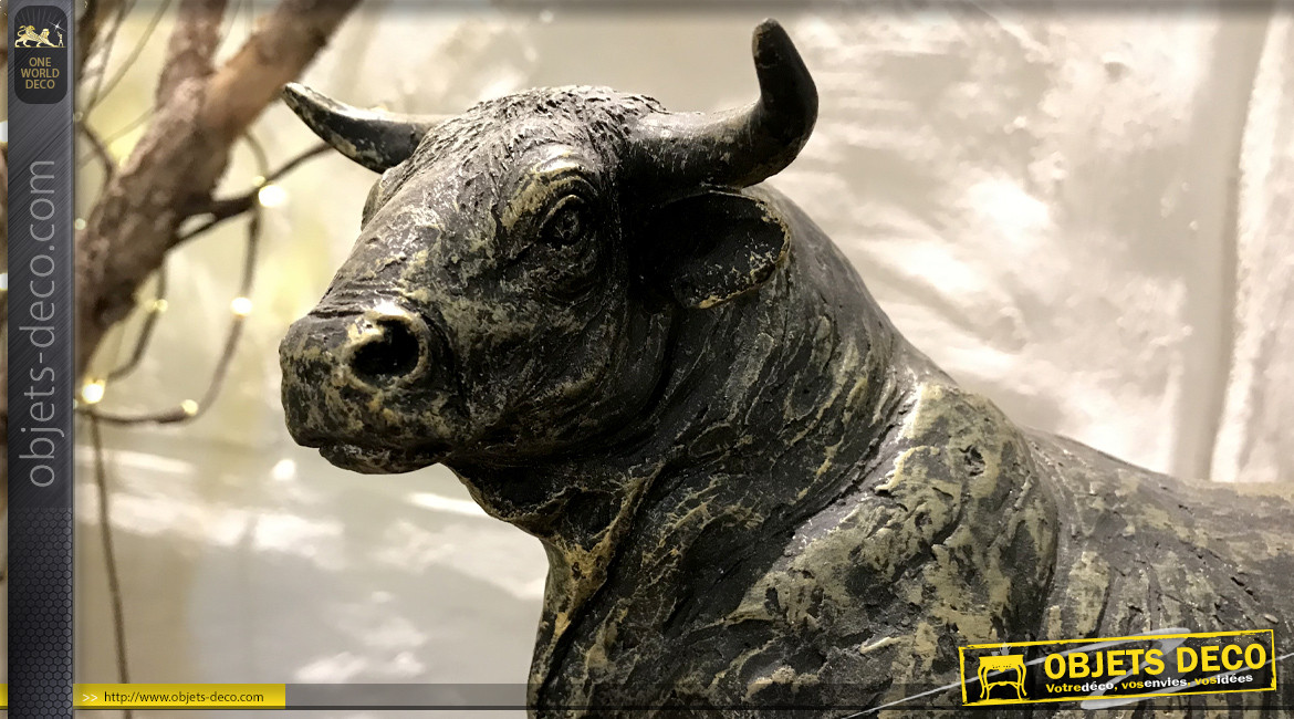 Statuette de taureau en résine effet métal noir patiné vieux doré, 25cm