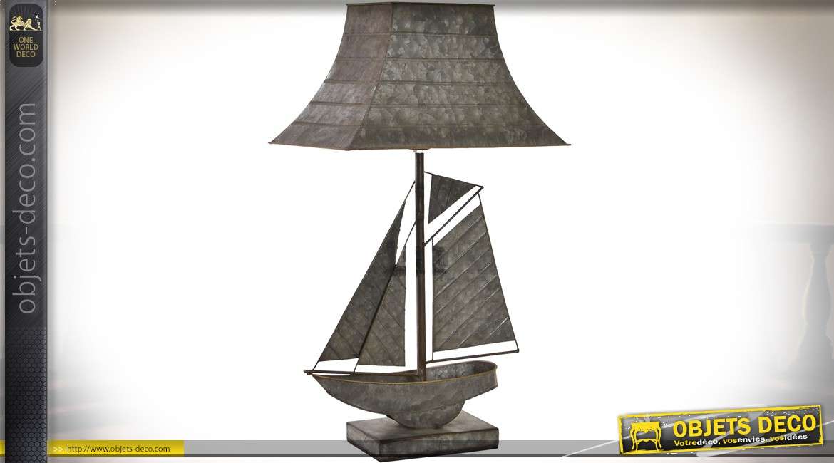 Lampe à poser en métal vieilli pied en forme de voilier et abat-jour pagode 62 cm