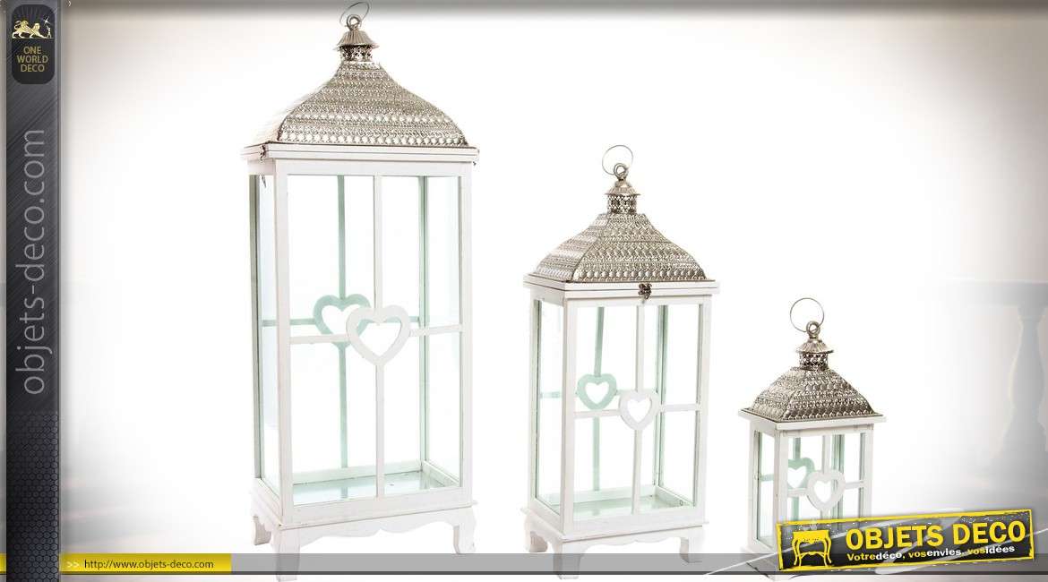 Série de trois grandes lanternes en bois blanc vieilli et métal argenté 107 cm