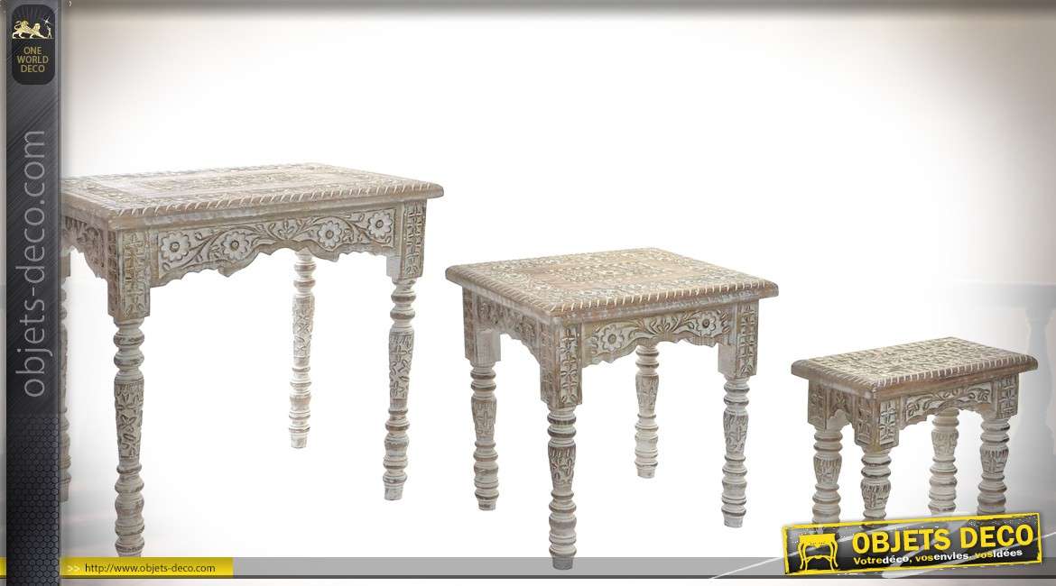 Série de trois tables gigognes en manguier sculpté et blanchi style meuble indien 53 cm