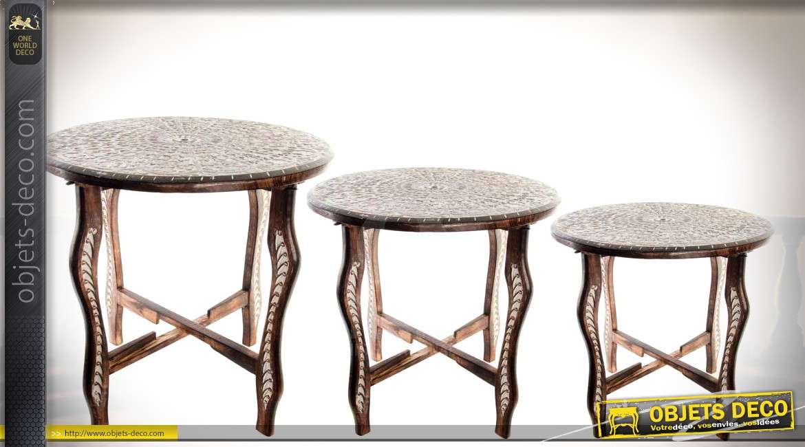 Série de 3 tables basses gigognes circulaires sculptées et ornementées Ø 53 cm