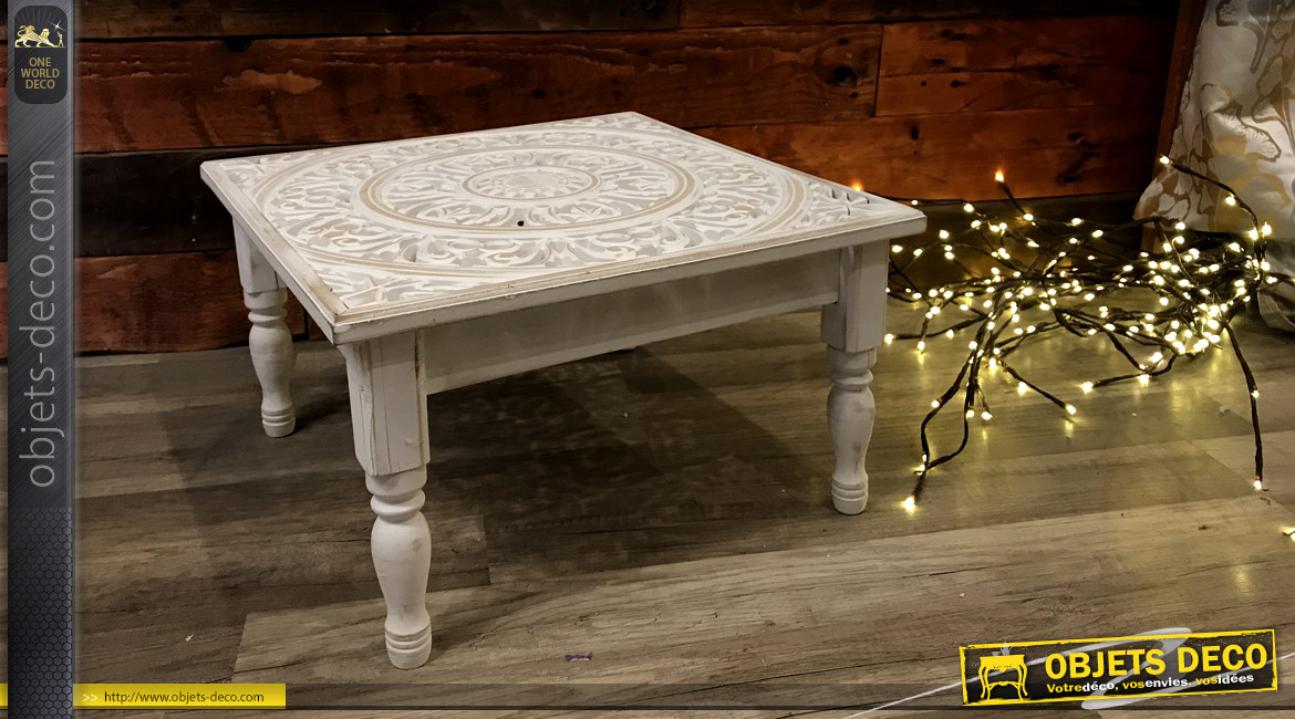 Petite table basse carrée en bois sculpté blanc vieilli de style indien 45 x 45 cm