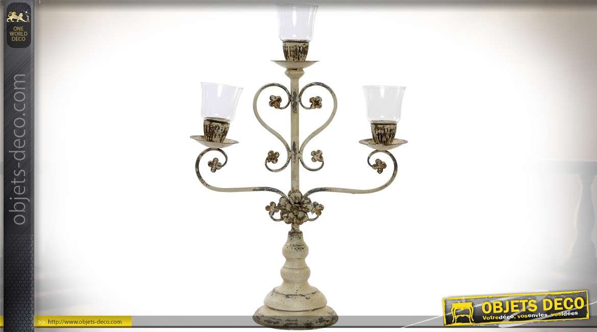 Grand chandelier à trois branches patine crème vieillie et bobèches en verre 74 cm