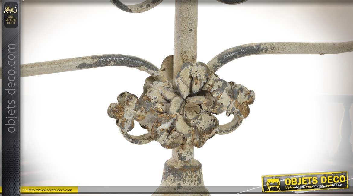 Grand chandelier à trois branches patine crème vieillie et bobèches en verre 74 cm