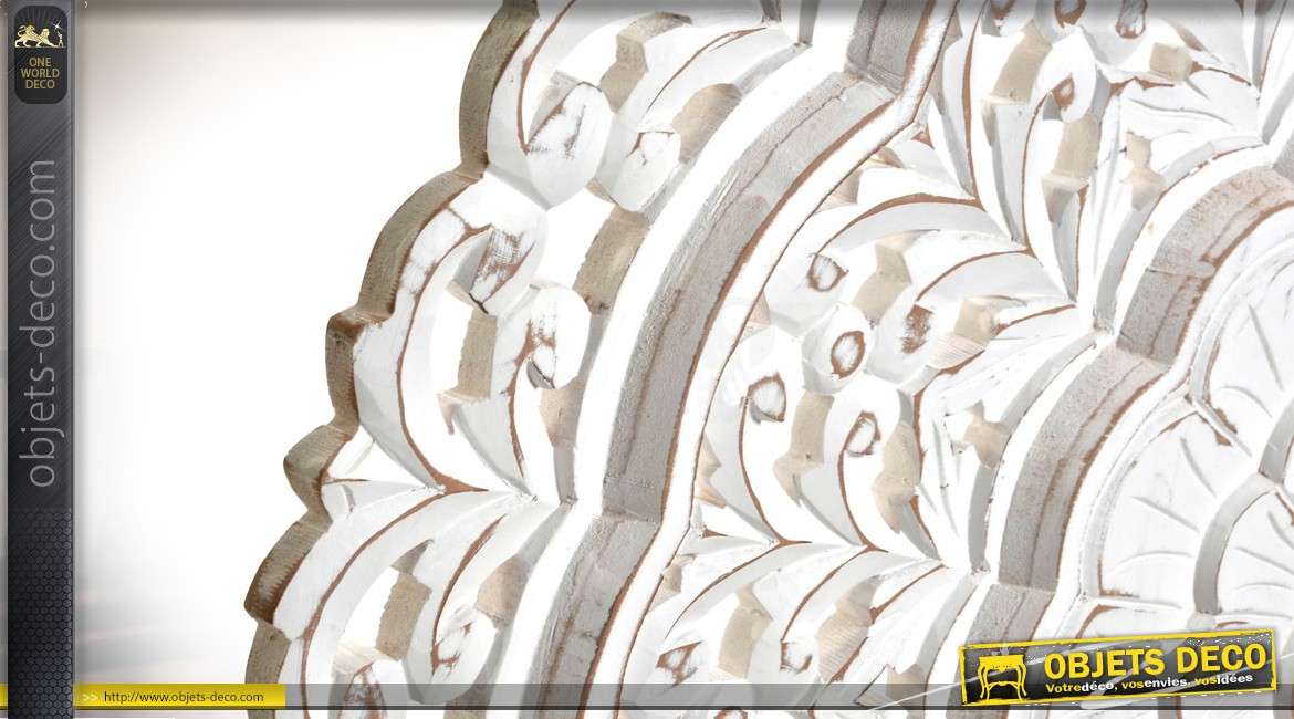 Décoration murale circulaire en bois sculpté motifs fleurs stylisées blanches Ø 90 cm