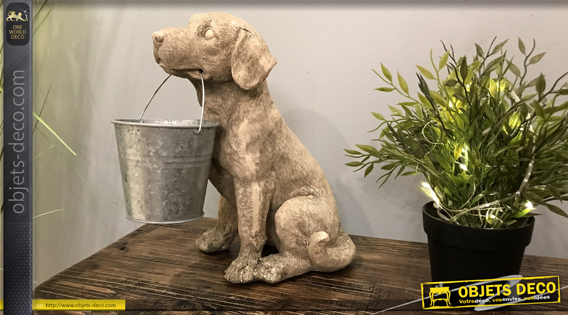 Statuette de chien imitation pierre avec  seau en métal 28 cm
