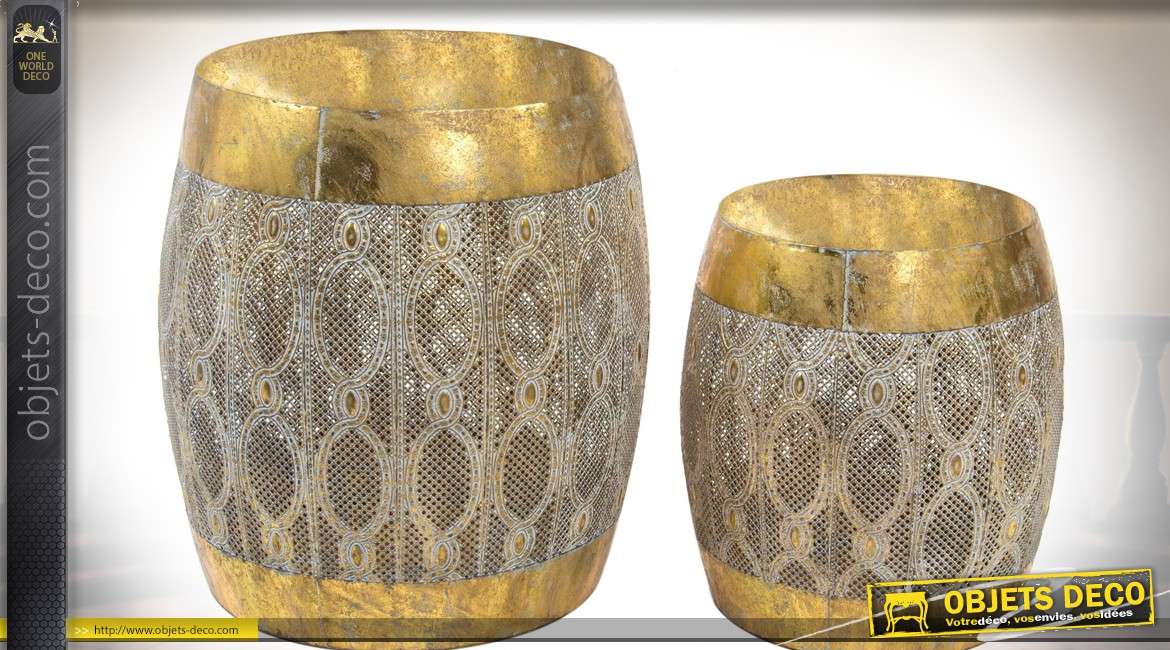 Série de deux bouts de canapé de style oriental en métal doré et ajouré 42 cm