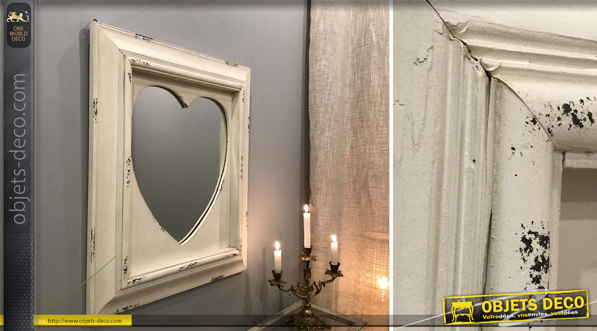 Miroir carré en bois avec forme de coeur en son centre, style romantico-chic