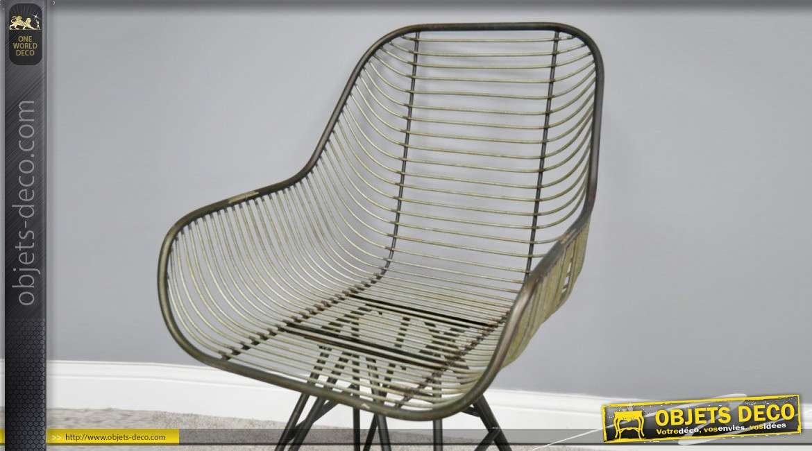 Chaise en métal avec rebords accoudoirs d'inspirations industrielles, assise en filaments de métal