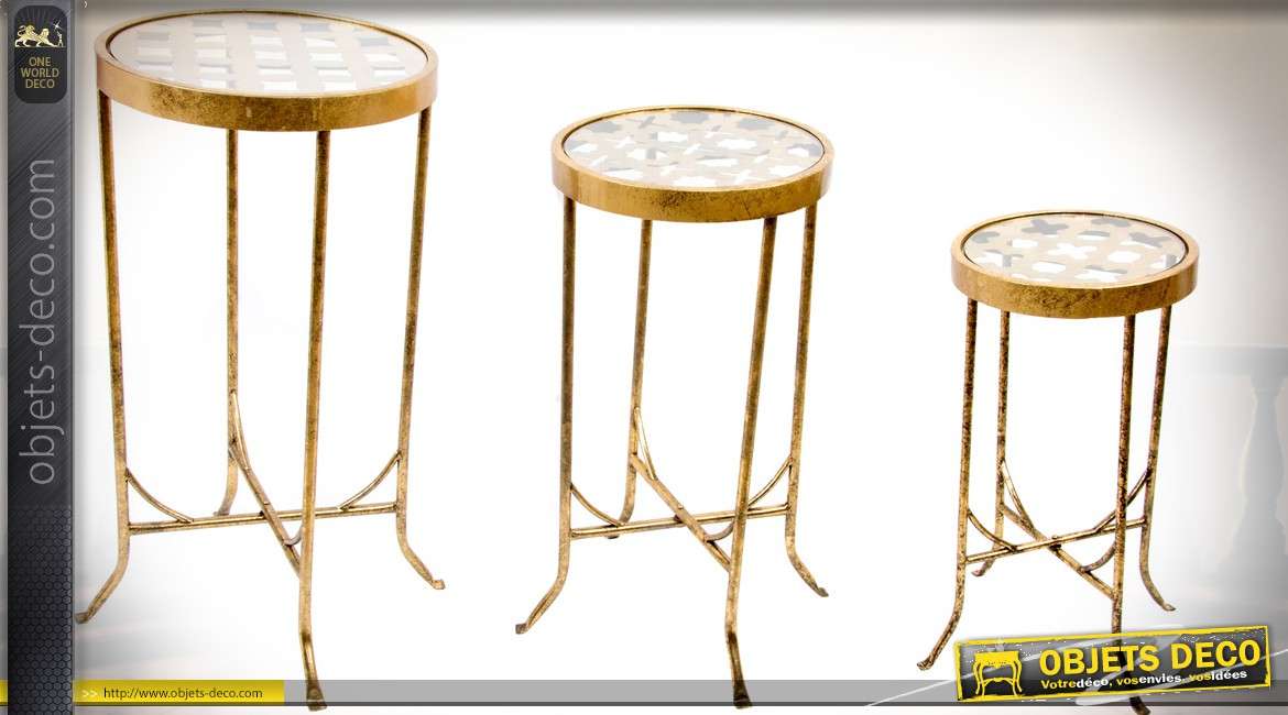 Série de trois table gigognes rondes en métal doré vieilli plateaux en verre 81,5 cm
