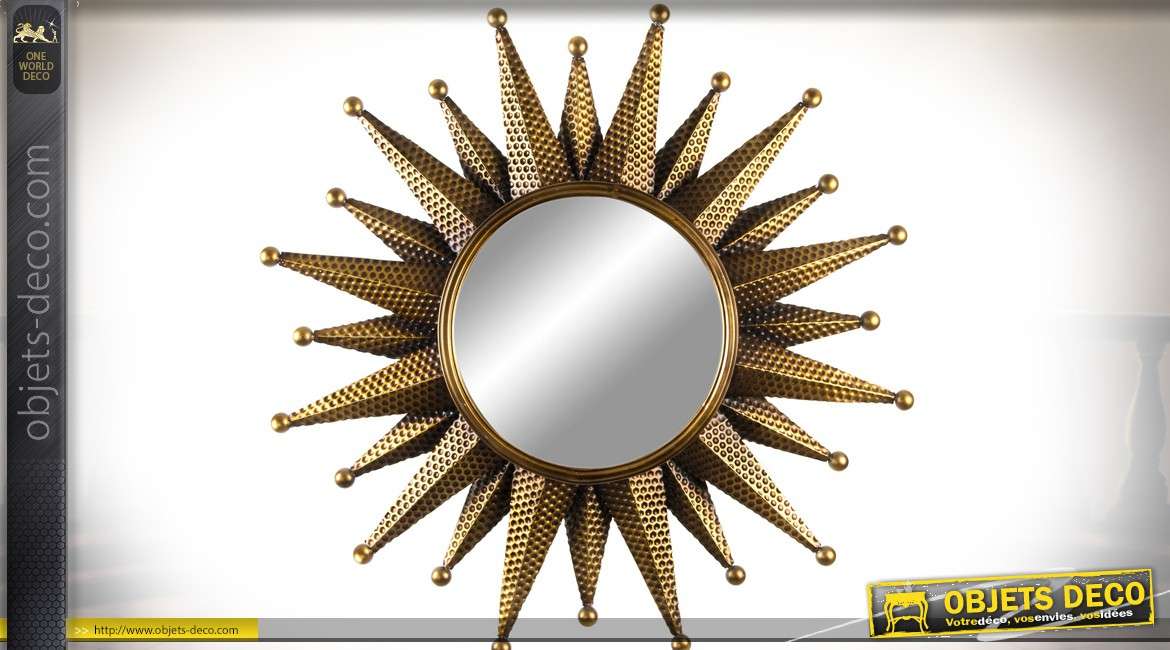 Grand miroir chic Ø 80 cm en forme de soleil en métal doré et embossé