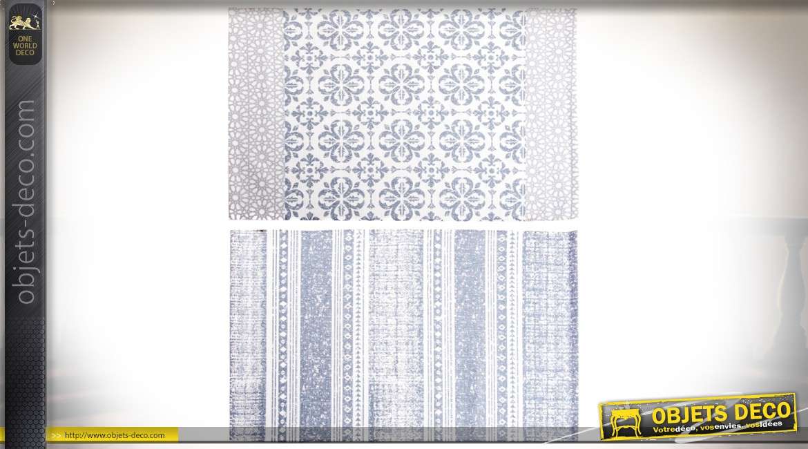 Duo de tapis descentes de lit en coton, coloris bleu pâle à motifs et frises ethniques