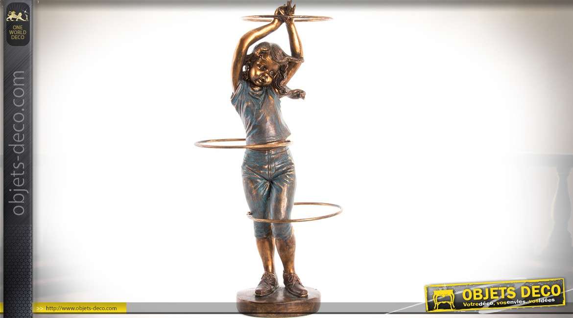 Statuette fillette jouant aux cerceaux, finition efftet bronze doré antique 36 cm