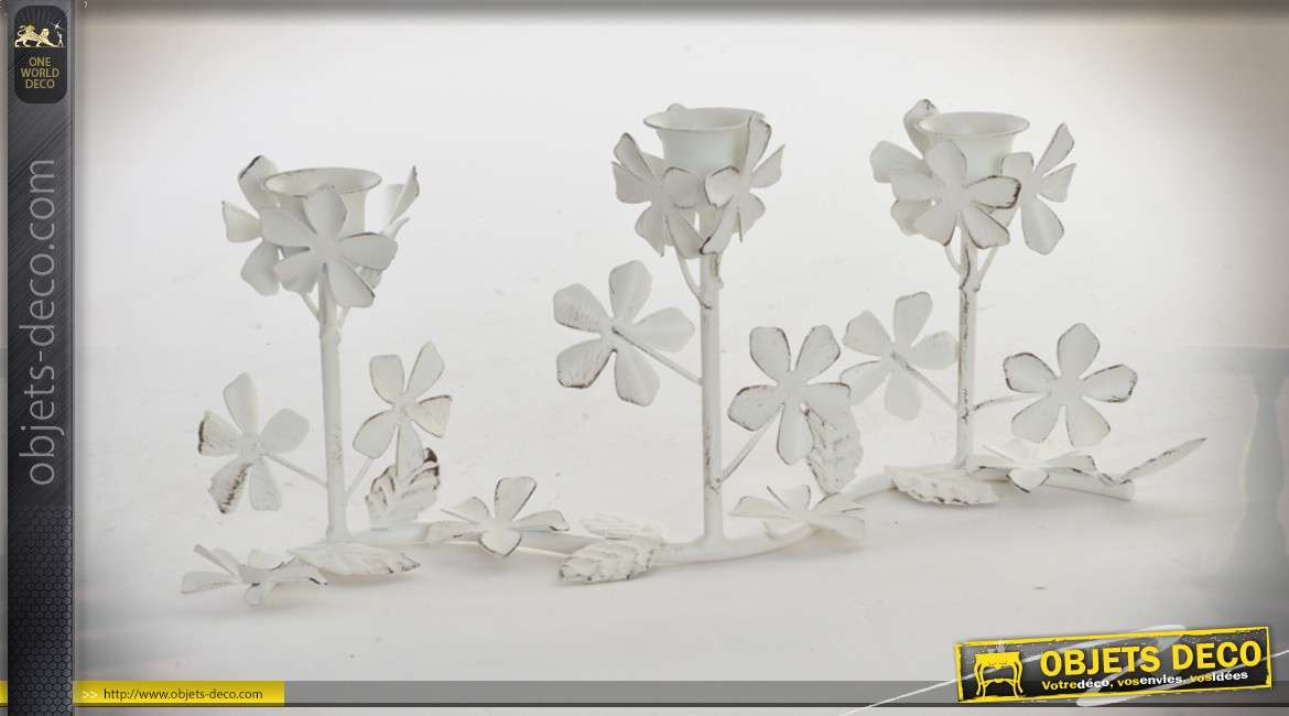 Bougeoir en métal à 3 feux en forme de fleurs blanches patine vieillie 30 cm