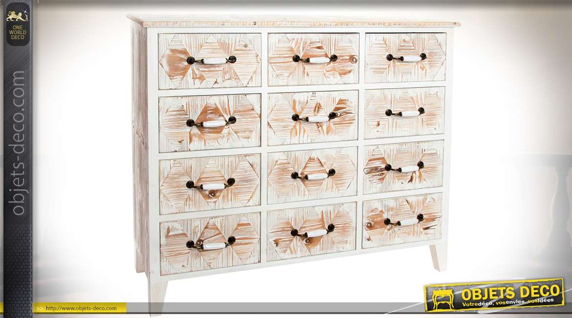 Commode à 12 tiroirs bois blanchi à motifs géométriques sculptés