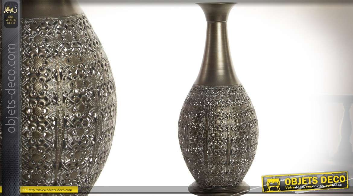 Vase en métal finition bronze à panse façonnée et ajourée style oriental 54 cm
