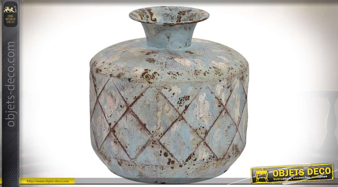 Vase cylindrique en métal aspect très vieilli, patine bleue motifs losanges Ø 23 cm