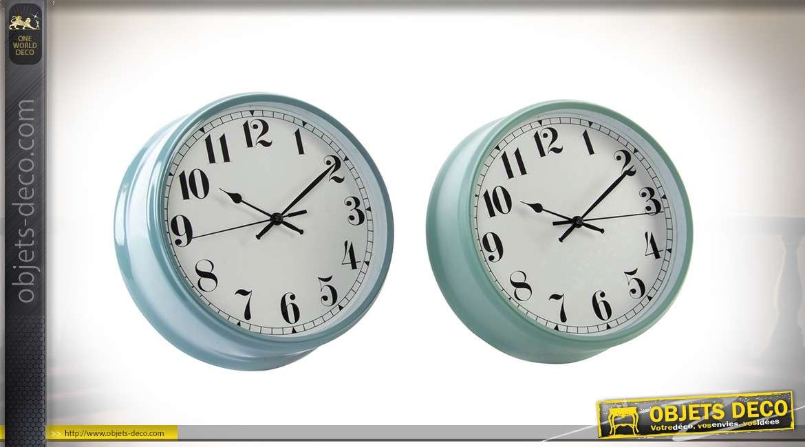 Série de 2 horloges rétro en métal finition patines claires bleue et verte Ø 23 cm