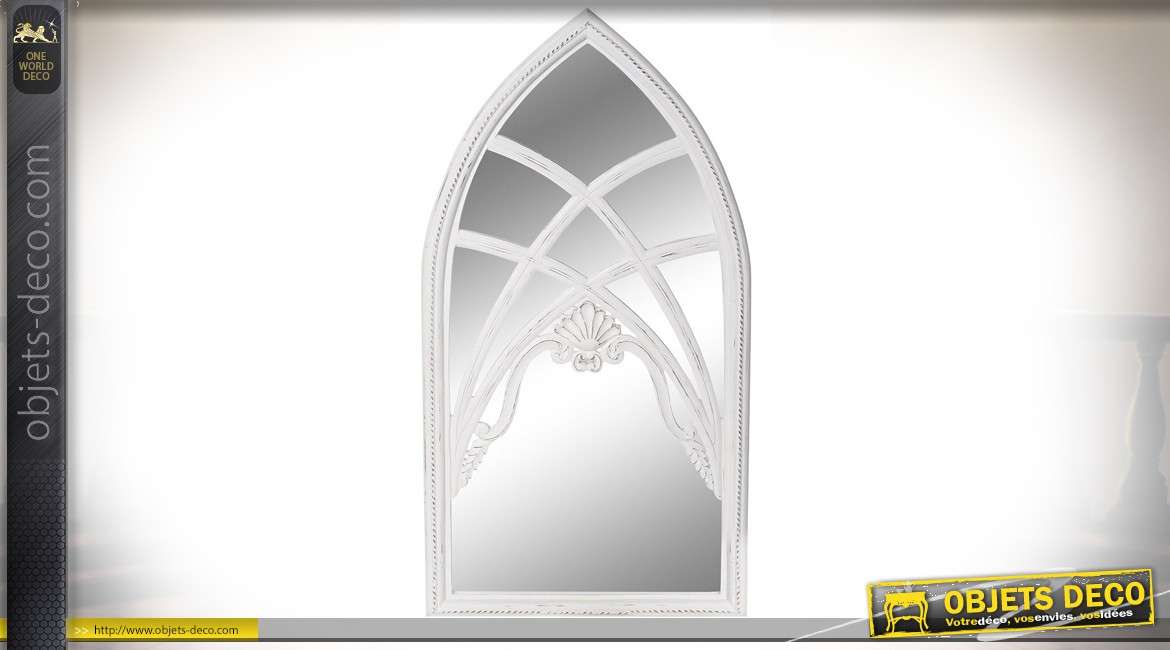 Miroir en bois finitions blanchies anciennes, forme d'ogive esprit fenêtre de cathédrale